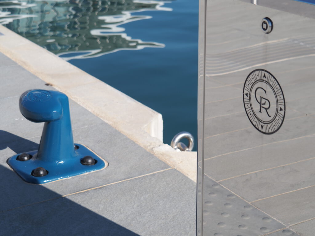 Blaue Poller und Anlegereinrichtung am Wasser eines Yachtstegs in Rapallo