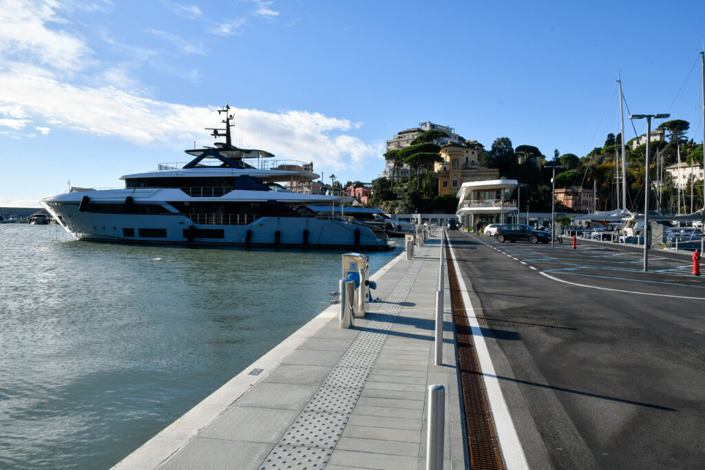 Grosse Motoryacht am Kai des Hafens von Rapallo mit Uferpromenade