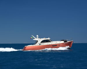 Rote Motoryacht Mochi Dolphin 44 in Fahrt auf blauem Meer
