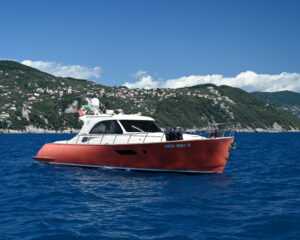 Rote Motoryacht Mochi Dolphin 44 vor Anker an der Portofino-Kueste