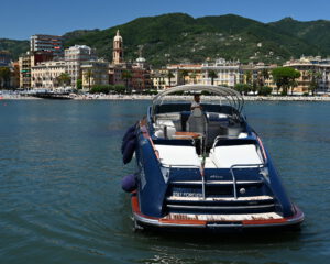 Heckansicht einer blau-weissen Riva Motoryacht vor der Kuestenstadt Rapallo an der Portofino-Kueste
