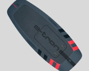 E-Foil-Board in Mitternachtsblau mit roten Akzenten, Ansicht der Oberseite mit Griptape
