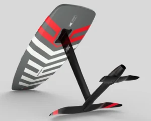 Schwarz-rote Foil-Fluegel eines e-Foils mit Mast vor hellem Hintergrund