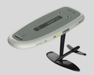 Graues Airfly eFoil-Board mit montiertem schwarzem Tragfluegel