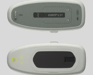Ober- und Unterseite eines hellgrauen eFoil-Boards mit Airfly-Schriftzug