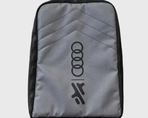 Grauer Transportrucksack mit schwarzem Logo fuer E-Foil-Ausruestung