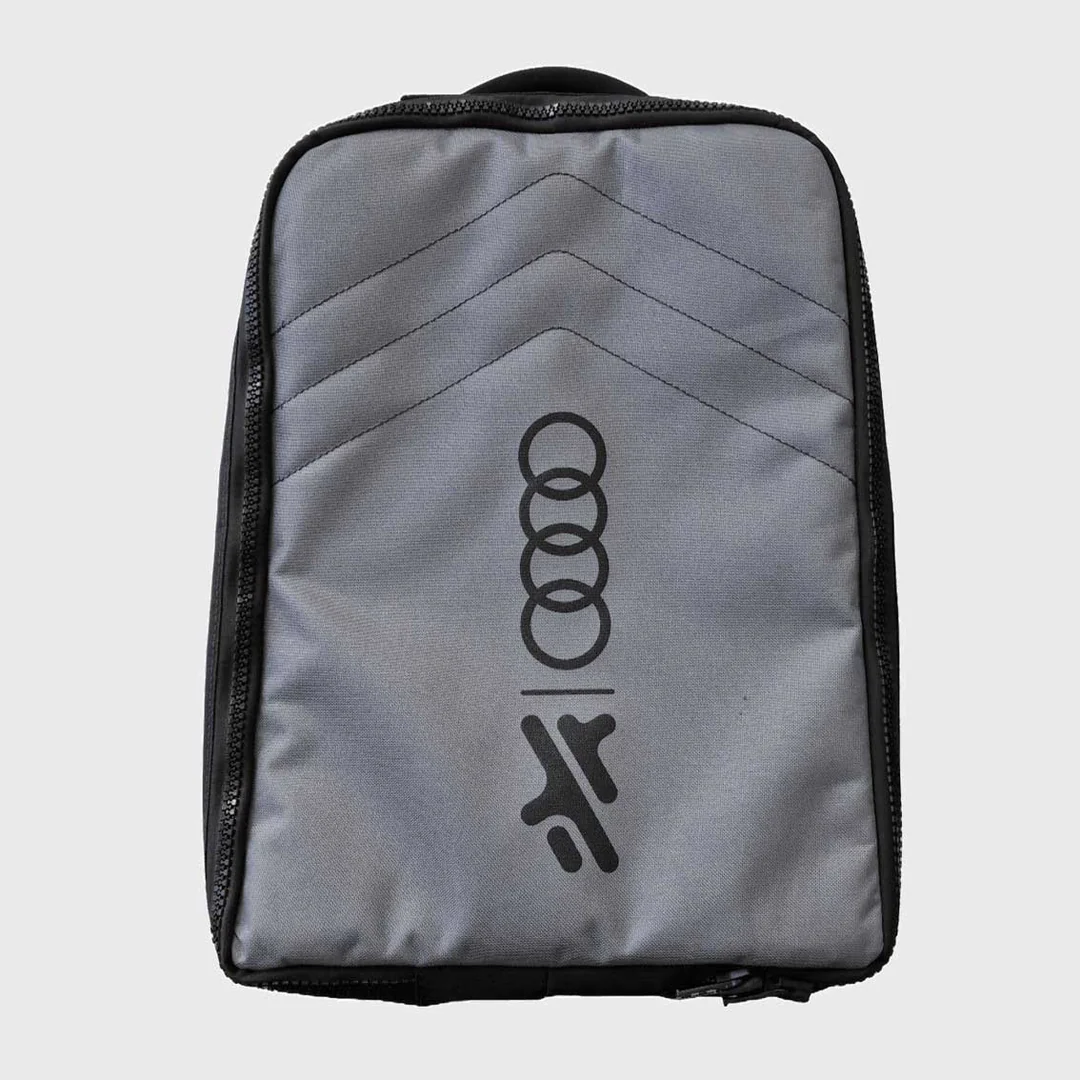 Grauer Transportrucksack mit schwarzem Logo fuer E-Foil-Ausruestung