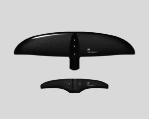 Schwarzes Carbon-Foil-Set mit Front- und Heckfluegel vor grauem Hintergrund