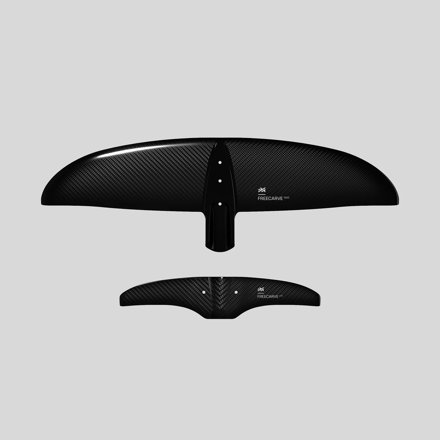 Schwarzes Carbon-Foil-Set mit Front- und Heckfluegel vor grauem Hintergrund