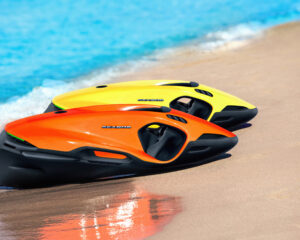 Orange-gelber Unterwasserscooter am Sandstrand mit auslaufender Welle