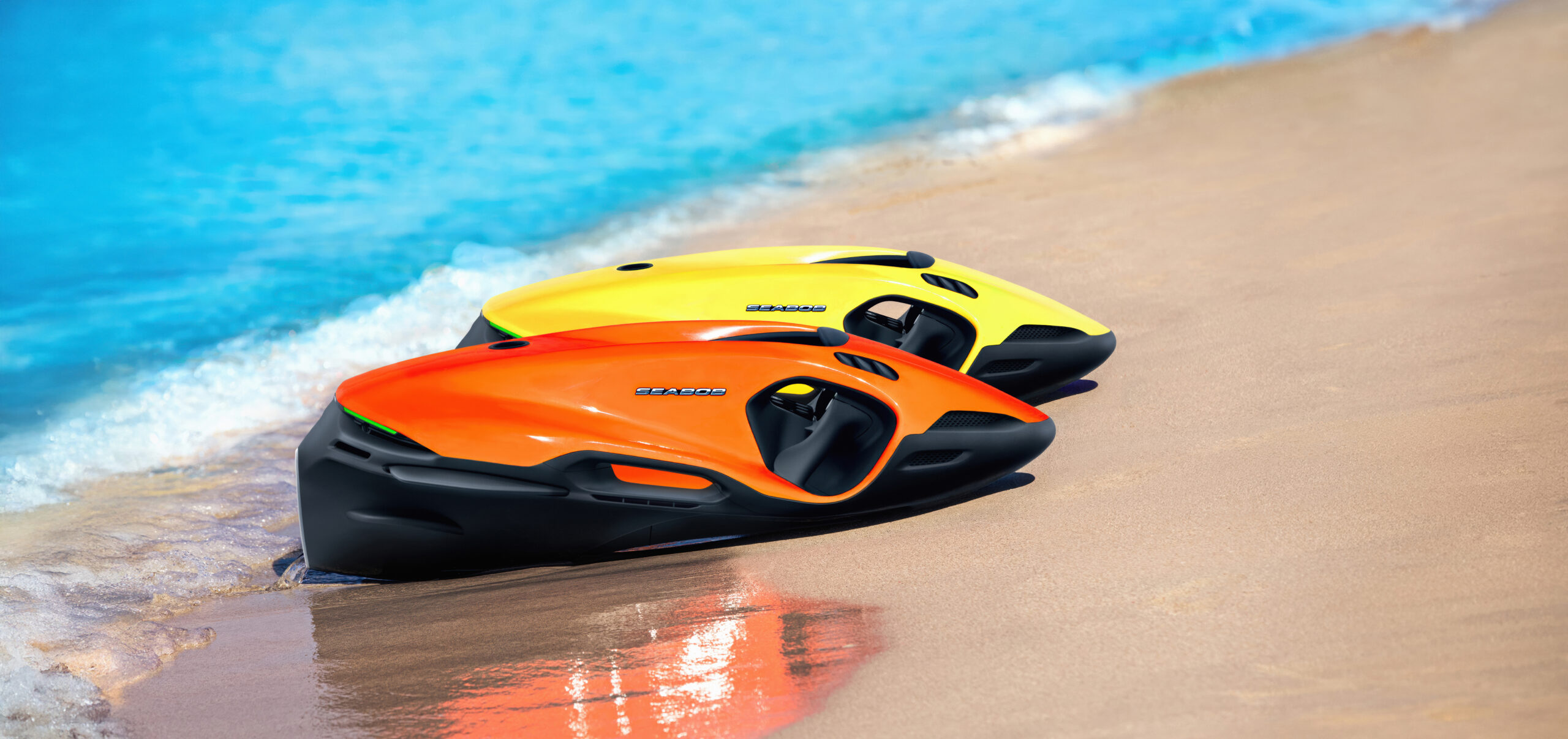 Orange-gelber Unterwasserscooter am Sandstrand mit auslaufender Welle