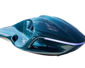 Blau schimmernder Unterwasser-Scooter aus Carbon vor weissem Hintergrund