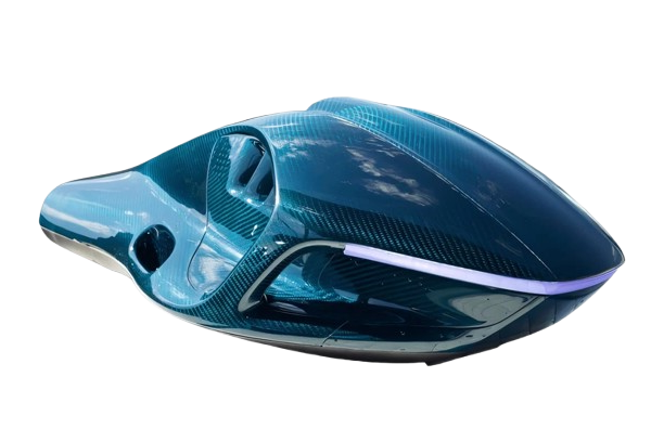 Blau schimmernder Unterwasser-Scooter aus Carbon vor weissem Hintergrund
