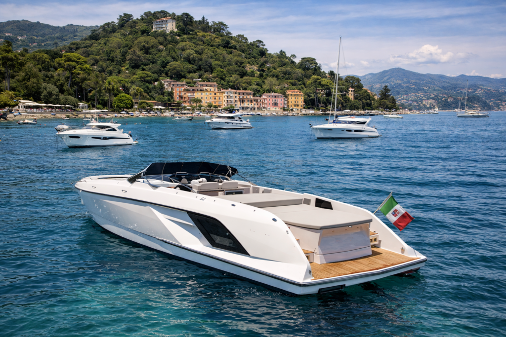 Weisse Frauscher-Yacht vor Anker in der Bucht der ligurischen Küste
