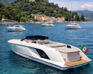 Weisse Sportyacht vor Anker vor der ligurischen Kueste bei Santa Margherita Ligure