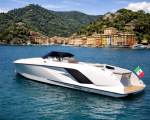 Weisse Motoryacht auf türkisem Wasser vor der grünen Küste bei Portofino