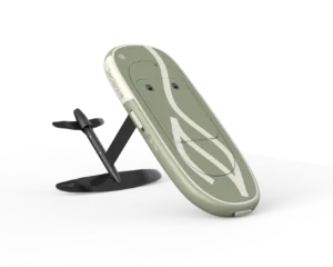 Gruenes eFoil-Board mit hellem Muster auf schwarzem Foil, Schraegansicht