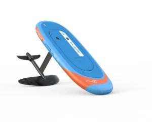 Blau-oranges aufblasbares eFoil-Board mit schwarzem Tragflügel, seitlich aufgestellt