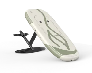 eFoil-Board in Velvet White mit schwarzem Foil-Mast und Tragflügel in Schrägansicht