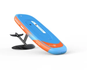Blau-orangefarbenes eFoil-Board mit Tragflügel, freigestellt vor weißem Hintergrund