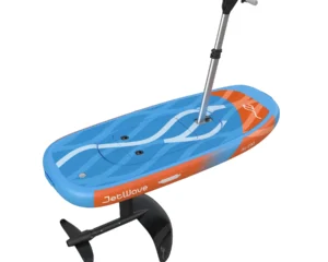 Blau-oranges eFoil-Board mit Lenkstange und schwarzem Tragfluegel schraeg von vorn