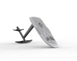Weisses eFoil-Board mit montiertem Mast und Tragfluegel schraeg von der Seite
