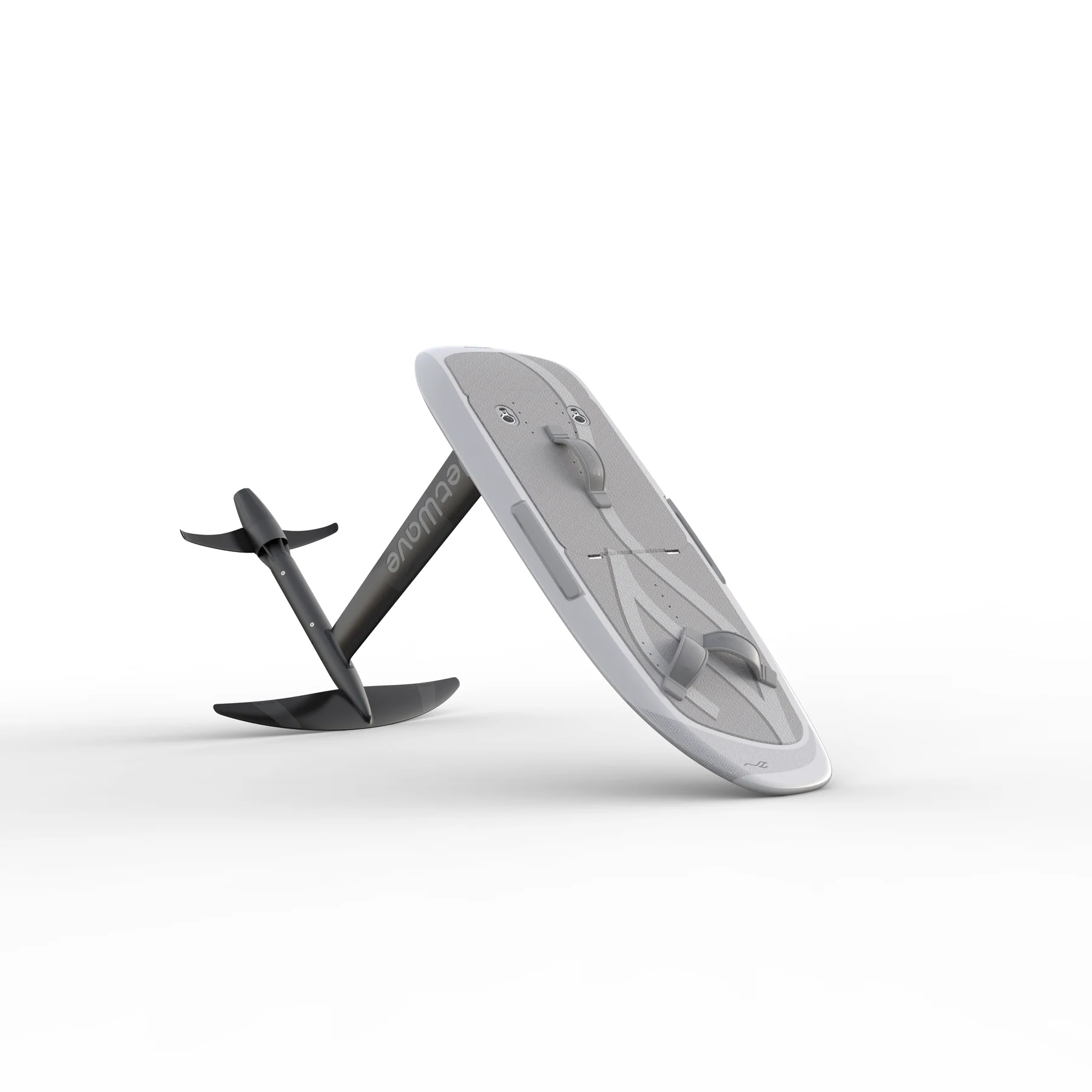 Weisses eFoil-Board mit montiertem Mast und Tragfluegel schraeg von der Seite