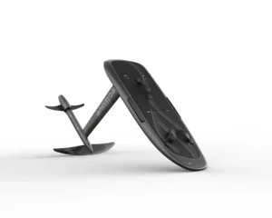 Schwarzes eFoil-Board mit montiertem Carbon-Mast und Tragfluegel schraeg von der Seite