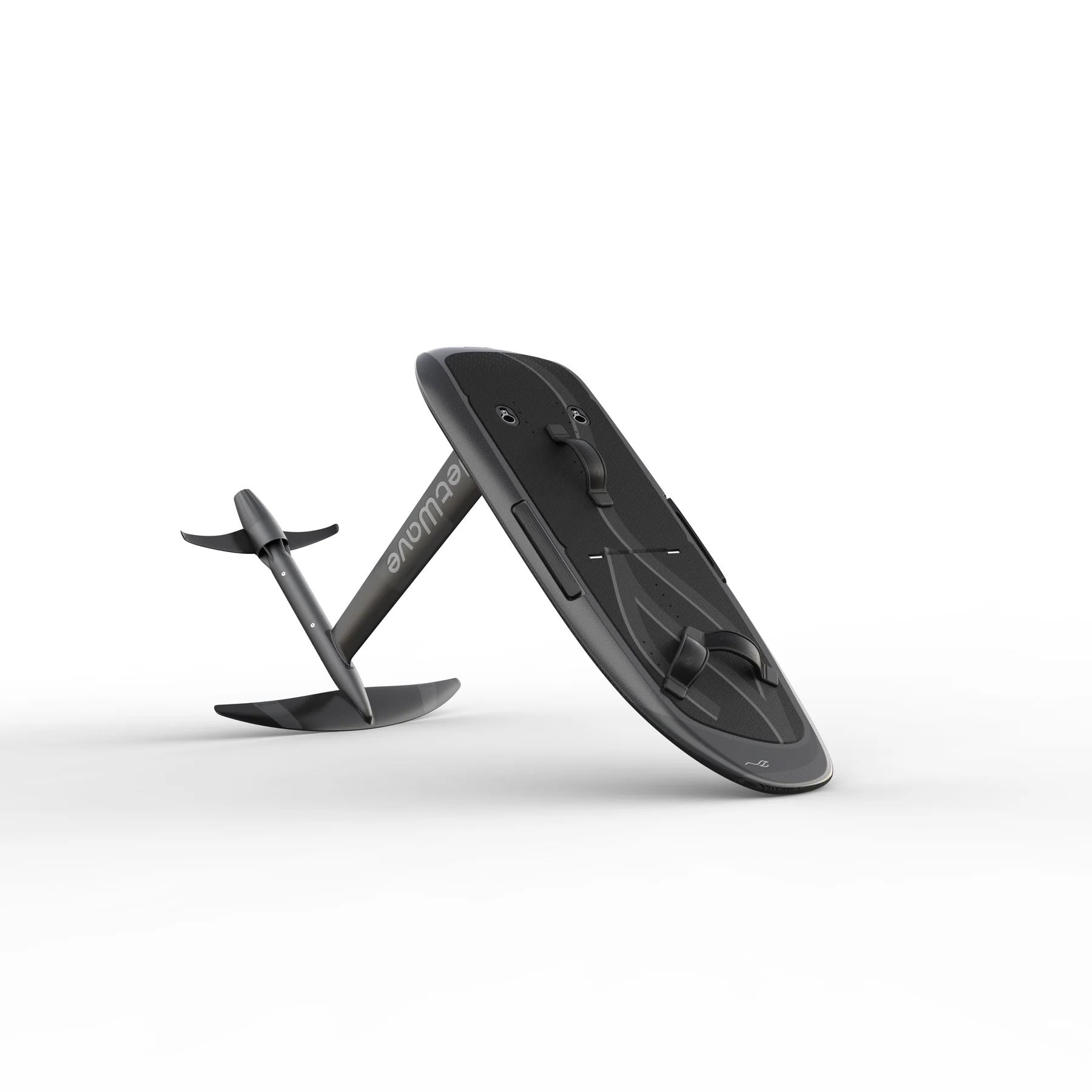 Schwarzes eFoil-Board mit montiertem Carbon-Mast und Tragfluegel schraeg von der Seite