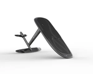 Schwarzes Carbon-eFoil-Board mit Tragflaechenmast in Seitenansicht