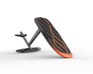 eFoil in Schwarz-Orange mit gemustertem Carbondeck und Tragfluegel, seitlich aufgestellt