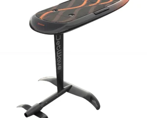 eFoil-Board in Schwarz-Orange mit Tragflaechenmast, Draufsicht schraeg