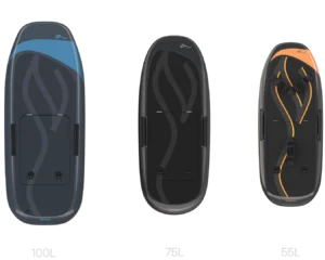 Drei eFoil-Boards der Carbon-Serie in den Groessen 100L, 75L und 55L nebeneinander