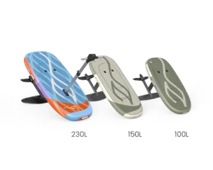 Drei eFoil-Boards der Air-Serie in den Groessen 230L, 150L und 100L nebeneinander